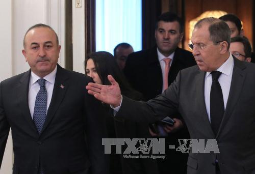  Ngoại trưởng Sergey Lavrov (phải) v&agrave; người đồng cấp Thổ Nhĩ Kỳ Mevlut Cavusoglu (tr&aacute;i) tại cuộc gặp ở Moskva ng&agrave;y 20/12. Ảnh: EPA/TTXVN