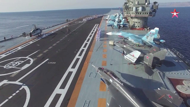  Chiến sự Syria: T&agrave;u s&acirc;n bay Đ&ocirc; đốc Kuznetsov tr&ecirc;n v&ugrave;ng biển ngo&agrave;i khơi Syria th&aacute;ng 12/2016