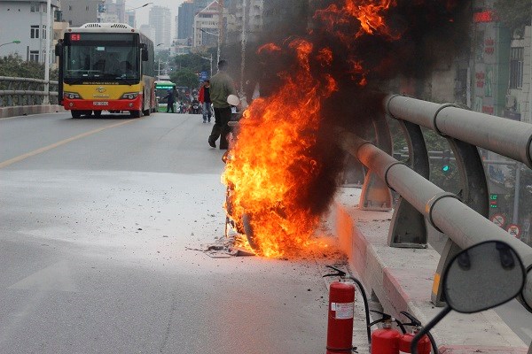  Ngọn lửa bốc ch&aacute;y dữ dội khiến người đi đường di chuyển kh&oacute; khăn. Ảnh: Kiến thức