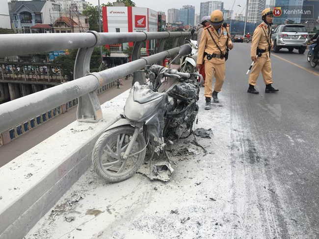  Chiếc xe m&aacute;y bị ch&aacute;y rụi sau khi được dập lửa. Ảnh: Tri thức trẻ