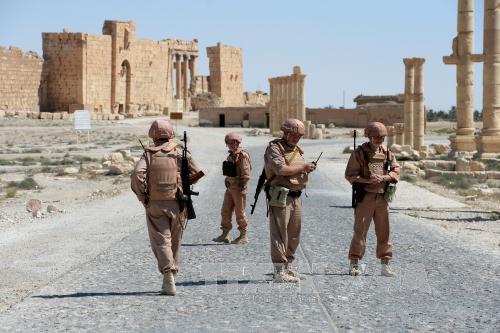 Chiến sự Syria: Binh sĩ Nga tuần tra ở th&agrave;nh phố cổ Palmyra, Syria ng&agrave;y 5/5/2016. Ảnh: AFP/TTXVN