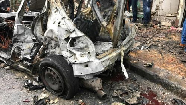  Chiếc xe bị ph&aacute; hủy tại hiện trường vụ đ&aacute;nh bom liều chết ở Syria. Ảnh: AFP