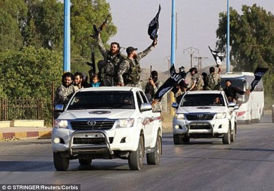  Khủng bố IS: Li&ecirc;n minh do Mỹ dẫn đầu đang nhằm mục ti&ecirc;u kh&ocirc;ng k&iacute;ch v&agrave;o Raqqa, Syria. Ảnh: Daily Mail