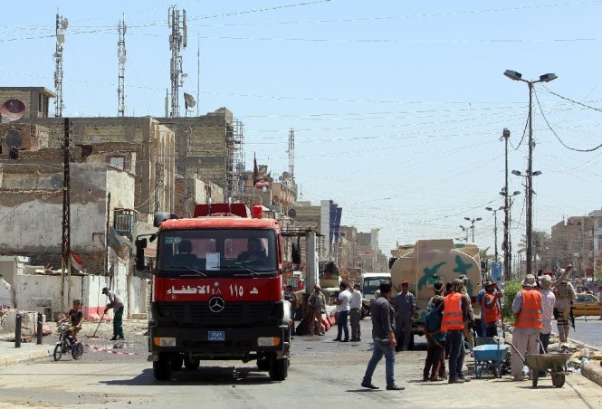  Lực lượng cứu hộ v&agrave; cảnh s&aacute;t tại hiện trường vụ đ&aacute;nh bom ở thủ đ&ocirc; Baghdad - Ảnh: AFP/Yahoo News