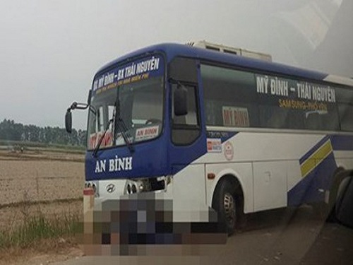 Tai nạn giao th&ocirc;ng ng&agrave;y 8/1: Xe kh&aacute;ch c&aacute;n nam thanh ni&ecirc;n tử vong rồi lao xuống mương nước