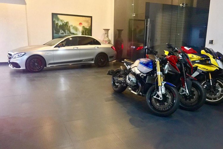 Chiếc Mercedes-AMG C63 S Edition 1 m&agrave; doanh nh&acirc;n Quốc Cường vừa tậu v&agrave;o garage đ&atilde; qua một đời chủ, trong đ&oacute;, xe được đưa về nước v&agrave;o cuối th&aacute;ng 9/2015, 2 th&aacute;ng sau đ&oacute; được b&agrave;n giao cho một tay chơi S&agrave;i G&ograve;n v&agrave; đến nay n&oacute; về tay đại gia si&ecirc;u xe Cường Đ&ocirc; la, b&aacute;o Kiến thức đưa tin.  