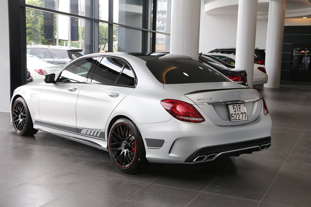 Theo b&aacute;o Tr&iacute; thức trẻ, hiện chưa r&otilde; mức gi&aacute; giao dịch của chiếc Mercedes-AMG C63 S Edition 1 khi về tay doanh nh&acirc;n Quốc Cường, tuy nhi&ecirc;n, tại thời điểm được đưa về nước, mẫu sedan h&agrave;ng độc n&agrave;y c&oacute; gi&aacute; b&aacute;n ch&iacute;nh h&atilde;ng v&agrave;o khoảng 4,6 tỷ Đồng.