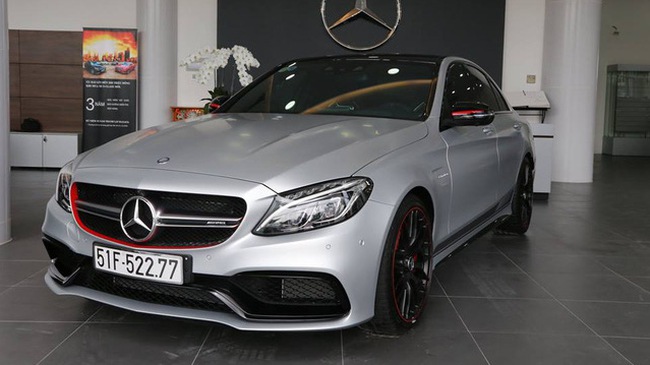  Mercedes-AMG C63 S Edition 1 nổi bật trong bộ &aacute;o m&agrave;u bạc, c&ugrave;ng đường sọc đen chạy d&agrave;i b&ecirc;n h&ocirc;ng xe. Ngo&agrave;i ra, h&agrave;ng độc c&ograve;n được trang bị bộ la-zăng Performance m&agrave;u đen mờ đối lập với c&ugrave;m phanh AMG v&agrave; viền đỏ nổi bật, b&aacute;o Tr&iacute; thức trẻ đưa tin.