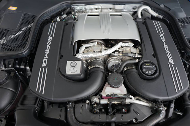  B&aacute;o Tr&iacute; thức trẻ cho biết, si&ecirc;u xe mới của Cường Đ&ocirc; La sử dụng động cơ V8, dung t&iacute;ch 4.0 l&iacute;t, tăng &aacute;p k&eacute;p, sản sinh c&ocirc;ng suất cực đại 510 m&atilde; lực, m&ocirc;-men xoắn cực đại 700 Nm. Phi&ecirc;n bản hiệu suất cao của C63 S, mất 4 gi&acirc;y để tăng tốc l&ecirc;n 100km/h từ vị tr&iacute; xuất ph&aacute;t, trước khi đạt vận tốc tối đa 250 km/h. Đ&acirc;y l&agrave; si&ecirc;u xe đầu ti&ecirc;n Cường Đ&ocirc; La tậu trong năm 2017.     