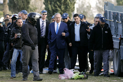  Thủ tướng Netanyahu thị s&aacute;t hiện trường vụ tấn c&ocirc;ng. Ảnh: AFP