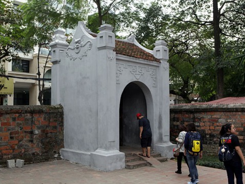 &Ocirc;ng Ki&ecirc;u đ&atilde; trực tiếp đưa ph&oacute;ng vi&ecirc;n TTXVN đi thăm c&aacute;c hạng mục vừa được vệ sinh bảo dưỡng v&agrave; cho biết: Việc vệ cấu kiện gỗ của di t&iacute;ch v&agrave; qu&eacute;t v&ocirc;i trang tr&iacute; lại cảnh quan đ&atilde; được ph&ecirc; duyệt từ th&aacute;ng 6/2016. Tuy nhi&ecirc;n, đến th&aacute;ng 11 vừa qua, việc n&agrave;y mới được triển khai, sau khảo s&aacute;t, đ&aacute;nh gi&aacute; kỹ lưỡng của đơn vị chuy&ecirc;n m&ocirc;n. Ảnh: TTXVN  