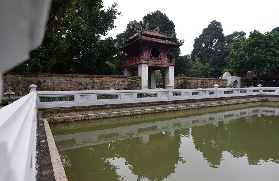  &Ocirc;ng Ki&ecirc;u cho biết th&ecirc;m do Văn Miếu - Quốc Tử Gi&aacute;m bị xuống cấp, c&oacute; biểu hiện nấm mốc, r&ecirc;u phong... n&ecirc;n phải cho qu&eacute;t v&ocirc;i v&agrave; d&ugrave;ng c&aacute;c phương ph&aacute;p khoa học để bảo tồn. Ảnh: Zing.vn 