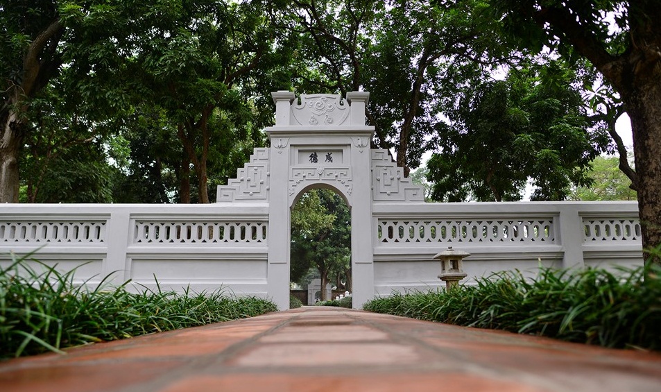 Trả lời ph&oacute;ng vi&ecirc;n Zing.vn, &ocirc;g L&ecirc; Xu&acirc;n Ki&ecirc;u, Gi&aacute;m đốc Trung t&acirc;m Hoạt động văn h&oacute;a khoa học Văn Miếu cho biết đơn vị phối hợp với Viện Bảo tồn di t&iacute;ch Quốc gia qu&eacute;t v&ocirc;i t&ocirc;i truyền thống, sau đ&oacute; phủ một m&agrave;u x&aacute;m trắng để giống với m&agrave;u di t&iacute;ch trước đ&oacute;. To&agrave;n bộ chi ph&iacute; chưa được quyết to&aacute;n v&agrave; do trung t&acirc;m chi trả. Ảnh: Zing.vn