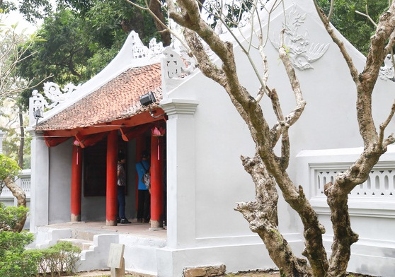 Sau khi được qu&eacute;t v&ocirc;i mới, Văn Miếu - Quốc Tử Gi&aacute;m trở n&ecirc;n kh&aacute;c lạ. Ảnh: Tr&iacute; thức trẻ 