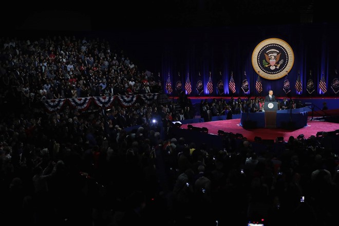 Cả hội trường hỗn loạn khi Tổng thống Obama nhắc đến &ocirc;ng Trump.  