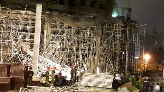 Vụ sập gi&agrave;n gi&aacute;o khiến anh H&agrave; Văn Th&ocirc;ng (21 tuổi, c&ocirc;ng nh&acirc;n) bị g&atilde;y ch&acirc;n v&agrave; 5 người kh&aacute;c bị thương. Những người n&agrave;y đang điều trị tại Bệnh viện Đa khoa Đ&agrave; Nẵng. Theo b&aacute;o c&aacute;o của Sở X&acirc;y dựng, nguy&ecirc;n nh&acirc;n xảy ra sự    