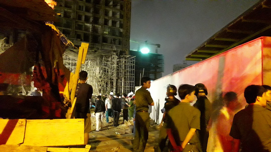 Ngay sau khi vụ việc xảy ra, Chủ tịch UBND TP. Đ&agrave; Nẵng Huỳnh Đức Thơ đ&atilde; c&oacute; mặt tại hiện trường để chỉ đạo khắc phục hậu quả v&agrave; đồng thời y&ecirc;u cầu cơ quan chức năng điều tra l&agrave;m r&otilde; nguy&ecirc;n nh&acirc;n vụ sập gi&agrave;n gi&aacute;o. Ảnh: Người Lao Động  