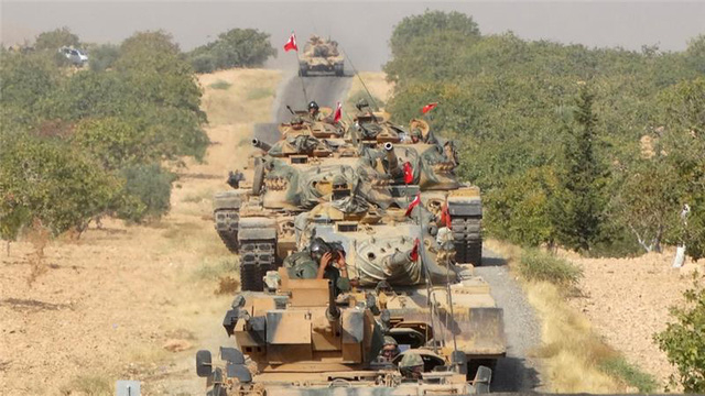 Khủng bố IS: Xe tăng của qu&acirc;n đội Thổ Nhĩ Kỳ tiến v&agrave;o Syria. Ảnh: Reuters