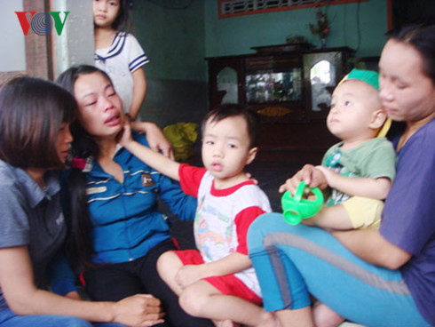  Chị Phạm Thị Lắng c&ugrave;ng 2 con của nạn nh&acirc;n L&ecirc; Th&agrave;nh kh&oacute;c ngất khi nghe tin chồng, cha tử nạn dưới hầm nước mắm. Ảnh: VOV