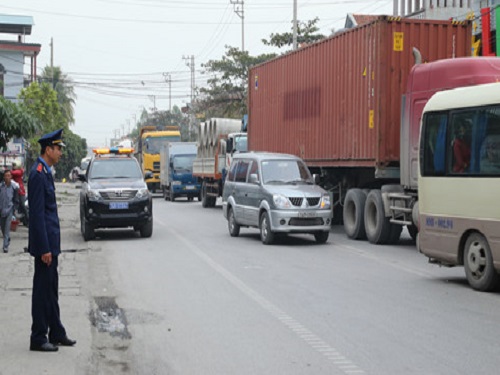 Tai nạn giao th&ocirc;ng ng&agrave;y 14/1: Người đ&agrave;n &ocirc;ng bị xe tải k&eacute;o l&ecirc; 50m, tử vong tại chỗ