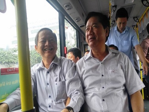 B&iacute; thư Đinh La Thăng đi xe bu&yacute;t mới từ s&acirc;n bay T&acirc;n Sơn Nhất