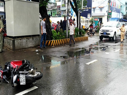 Tai nạn giao th&ocirc;ng nghi&ecirc;m trọng ng&agrave;y 15/1: Xe m&aacute;y g&atilde;y đ&ocirc;i, người đ&agrave;n &ocirc;ng nguy kịch