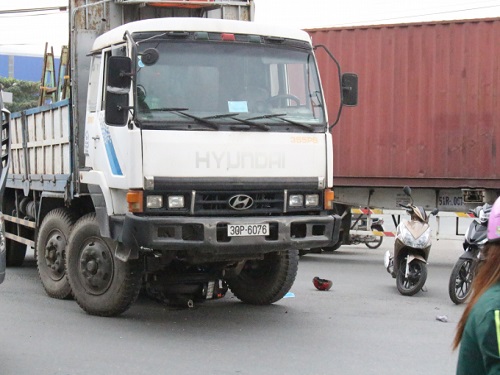 Tai nạn giao th&ocirc;ng nghi&ecirc;m trọng ng&agrave;y 15/1: Xe m&aacute;y g&atilde;y đ&ocirc;i, người đ&agrave;n &ocirc;ng nguy kịch
