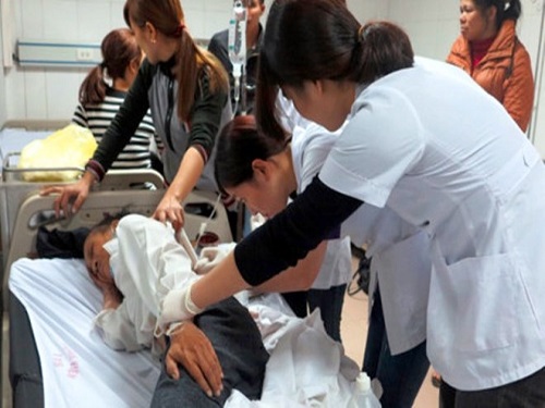 Tin mới nhất về vụ lật xe kh&aacute;ch về qu&ecirc; ăn Tết, 15 người nhập viện