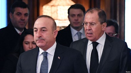 Ngoại trưởng Thổ Nhĩ Kỳ Cavusoglu v&agrave; Ngoại trưởng Nga Sergei Lavrov.