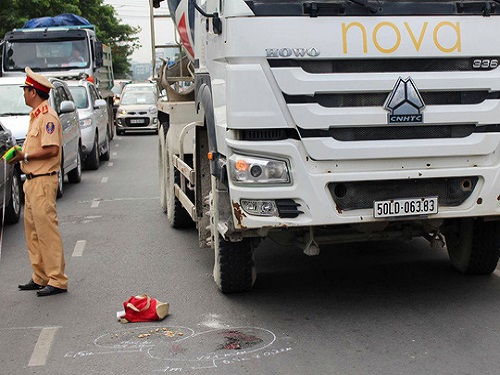 Tai nạn giao th&ocirc;ng ng&agrave;y 19/1: Xe m&aacute;y bẹp d&iacute; dưới gầm &ocirc; t&ocirc;, hai mẹ con tử vong tại chỗ