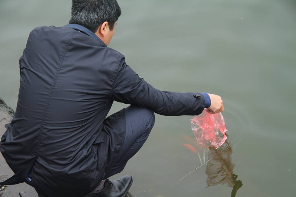 Nhiều nơi như Hồ T&acirc;y, hồ Ho&agrave;n Kiếm, S&ocirc;ng Hồng người d&acirc;n đến thả c&aacute; đ&atilde; kh&aacute; đ&ocirc;ng