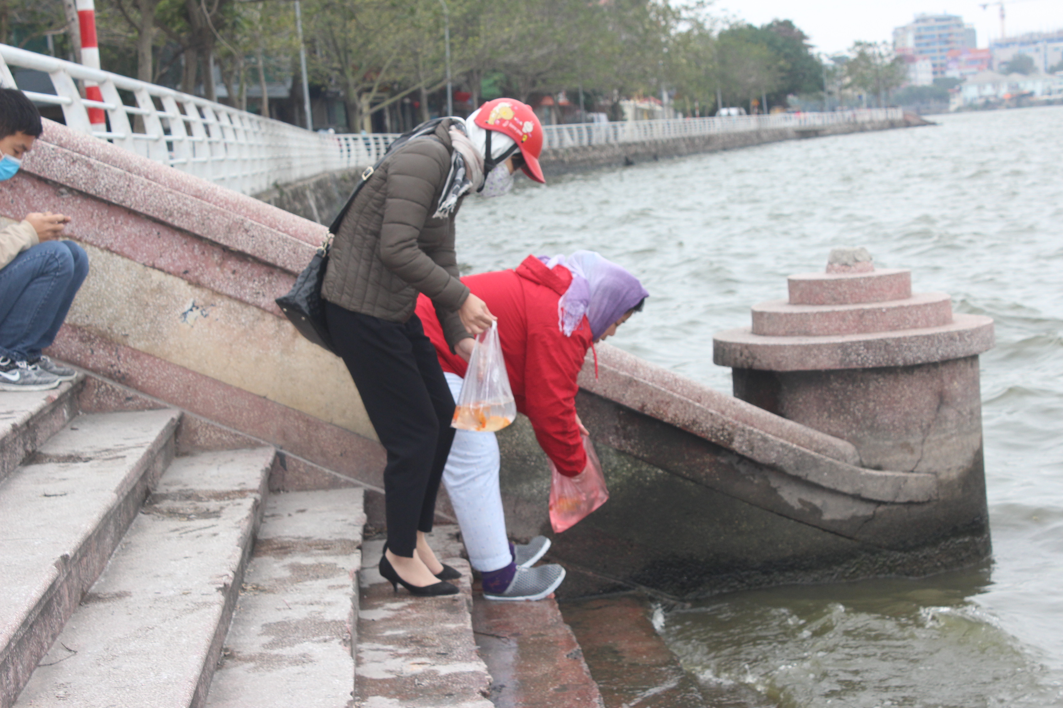 Tại khu vực hồ T&acirc;y rất đ&ocirc;ng người d&acirc;n đến thả c&aacute;.