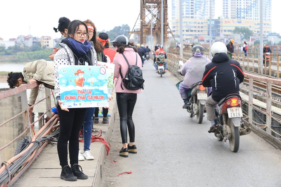 Tại c&aacute;c khu vực s&ocirc;ng, hồ c&aacute;c t&igrave;nh nguyện vi&ecirc;n c&oacute; mặt để tuy&ecirc;n truyền người d&acirc;n ''thả c&aacute; đừng thả t&uacute;i nilon'' để tr&aacute;nh &ocirc; nhiễm m&ocirc;i trường. 