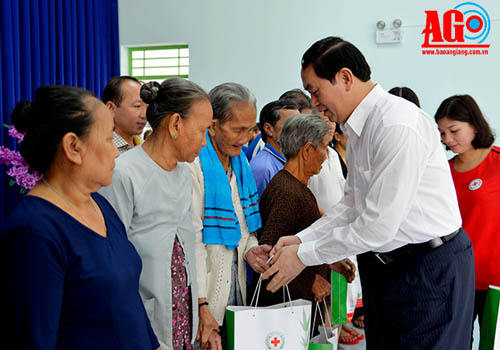 Chủ tịch nước Trần Đại Quang tặng qu&agrave; nh&acirc;n d&acirc;n x&atilde;  Vĩnh Trạch, Định Th&agrave;nh, Định Mỹ (huyện Thoại Sơn)