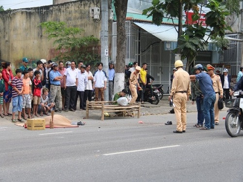 Tai nạn giao th&ocirc;ng ng&agrave;y 22/1: Xe bu&yacute;t t&ocirc;ng thẳng xe m&aacute;y, cha tử vong tại chỗ, con nguy kịch