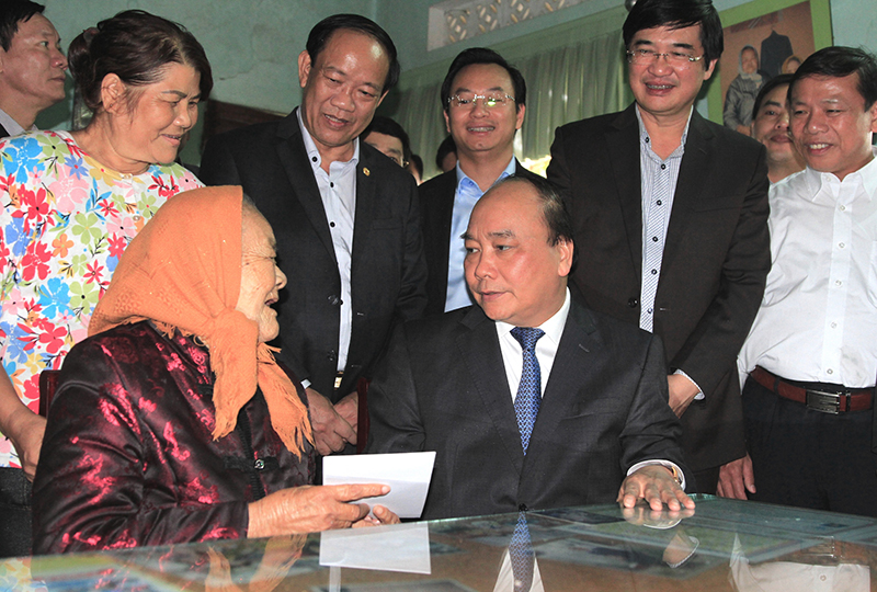 Thủ tướng thăm hỏi, ch&uacute;c Tết Mẹ Việt Nam Anh h&ugrave;ng L&ecirc; Thị Trị (92 tuổi, con g&aacute;i đầu của mẹ Thứ). Ảnh: VGP