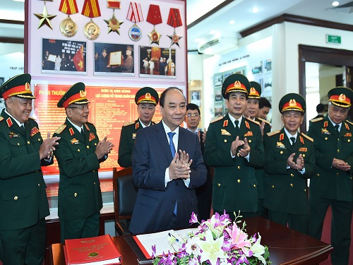 Thủ tướng kiểm tra công tác sẵn sàng chiến đấu của Tổng cục Tình báo dịp Tết Thủ tướng kiểm tra công tác sẵn sàng chiến đấu của Tổng cục Tình báo dịp Tết