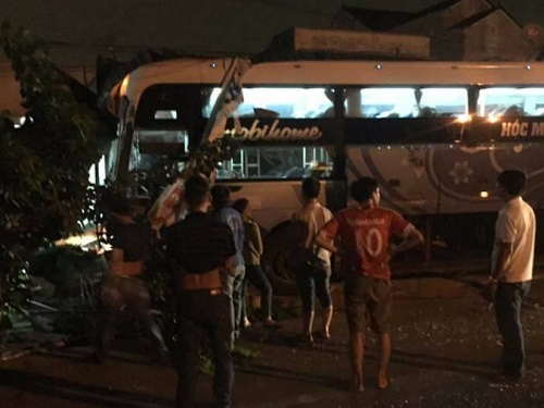 Tai nạn giao th&ocirc;ng ng&agrave;y 29 Tết: &Ocirc; t&ocirc; nổ lốp đ&acirc;m tử vong người chở hoa tr&ecirc;n cầu Nhật T&acirc;n