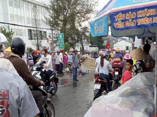 Tai nạn giao th&ocirc;ng ng&agrave;y 30 Tết: Đi ăn Tết, hai bố con bị taxi đ&acirc;m văng xuống s&ocirc;ng, tử vong