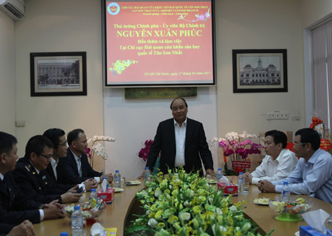  Thủ tướng nhắc nhở lực lượng Hải quan T&acirc;n Sơn Nhất phải thường xuy&ecirc;n ứng trực đầy đủ, kh&ocirc;ng lơ l&agrave; mất cảnh gi&aacute;c, bảo đảm cho người d&acirc;n, du kh&aacute;ch, b&agrave; con Việt kiều về qu&ecirc; ăn Tết thuận lợi. Ảnh: VGP
