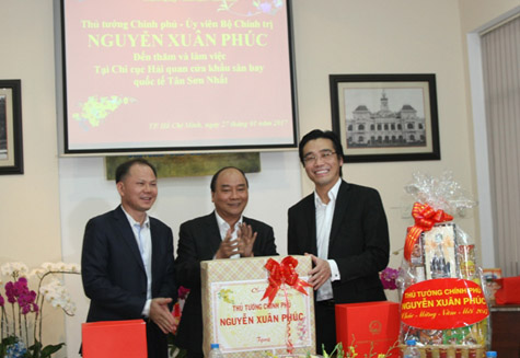  Thủ tướng tặng qu&agrave;, ch&uacute;c Tết c&aacute;n bộ, nh&acirc;n vi&ecirc;n Chi cục Hải quan cửa khẩu s&acirc;n bay T&acirc;n Sơn Nhất. Ảnh: VGP