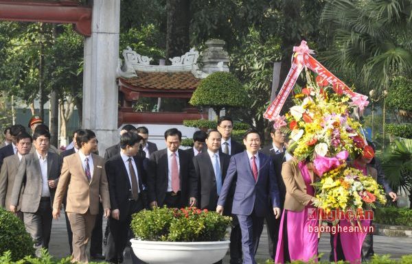  Ph&oacute; Thủ tướng Vương Đ&igrave;nh Huệ v&agrave; đo&agrave;n c&ocirc;ng t&aacute;c thăm Khu di t&iacute;ch Kim Li&ecirc;n. Ảnh: B&aacute;o Nghệ An