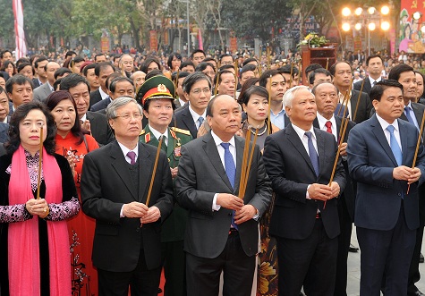  Thủ tướng Nguyễn Xu&acirc;n Ph&uacute;c c&ugrave;ng đại diện l&atilde;nh đạo c&aacute;c bộ, ng&agrave;nh v&agrave; th&agrave;nh phố H&agrave; Nội d&acirc;ng hương tại Lễ hội G&ograve; Đống Đa. Ảnh: VGP Thủ tướng Nguyễn Xu&acirc;n Ph&uacute;c c&ugrave;ng đại diện l&atilde;nh đạo c&aacute;c bộ, ng&agrave;nh v&agrave; th&agrave;nh phố H&agrave; Nội d&acirc;ng hương tại Lễ hội G&ograve; Đống Đa. Ảnh: VGP
