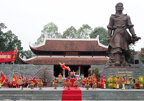  Thủ tướng Nguyễn Xu&acirc;n Ph&uacute;c c&ugrave;ng đại diện l&atilde;nh đạo c&aacute;c bộ, ng&agrave;nh v&agrave; th&agrave;nh phố H&agrave; Nội d&acirc;ng hương tại Lễ hội G&ograve; Đống Đa. Ảnh: VGP