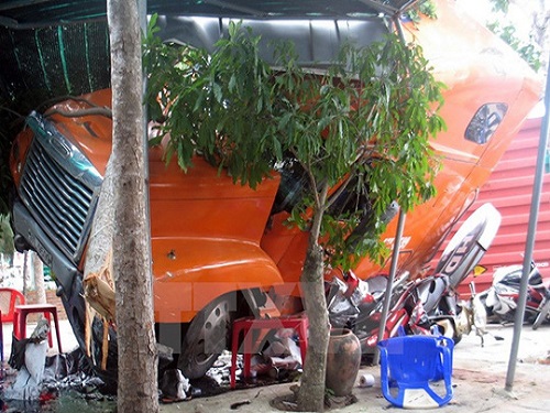 Tai nạn giao th&ocirc;ng ng&agrave;y 3/2: Đầu xe kh&aacute;ch bẹp d&uacute;m, 3 người thương vong