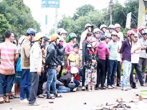 Tai nạn giao th&ocirc;ng ng&agrave;y 4/2: Xe kh&aacute;ch đi lễ bị t&agrave;u hỏa t&ocirc;ng bẹp d&uacute;m, 6 người thương vong