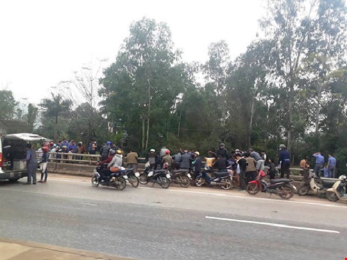 Tai nạn giao th&ocirc;ng ng&agrave;y 4/2: Xe kh&aacute;ch đi lễ bị t&agrave;u hỏa t&ocirc;ng bẹp d&uacute;m, 6 người thương vong