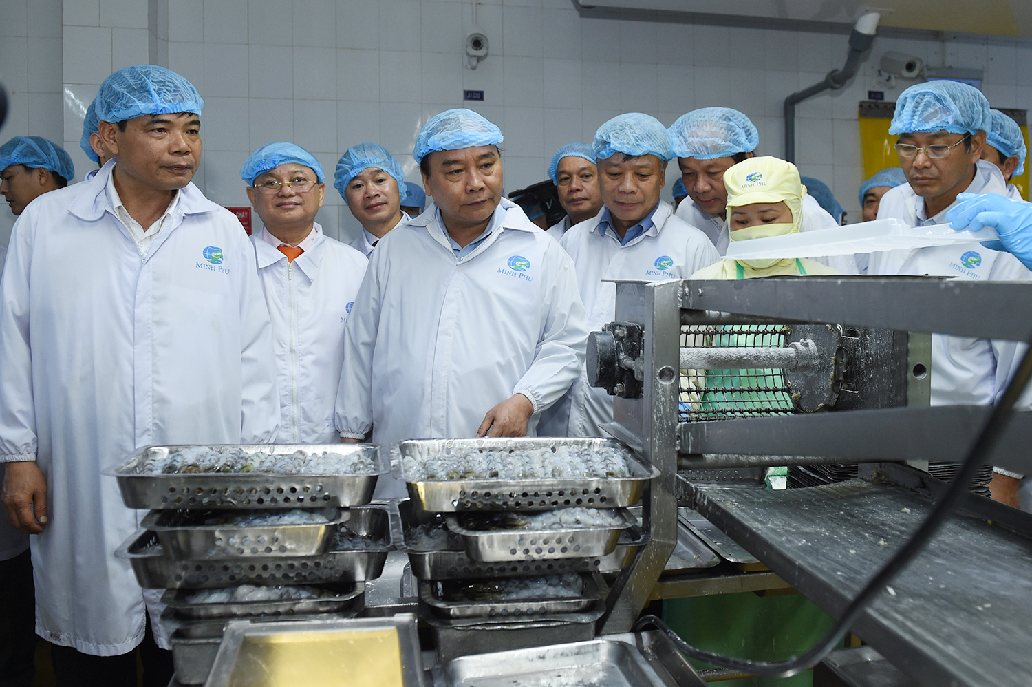  Thủ tướng tham quan nh&agrave; m&aacute;y sản xuất của C&ocirc;ng ty Minh Ph&uacute;. Ảnh: VGP
