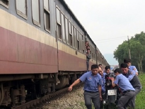 Tai nạn giao th&ocirc;ng ng&agrave;y 6/2: Người đ&agrave;n &ocirc;ng bị t&agrave;u hỏa t&ocirc;ng văng 50m, tử vong tại chỗ