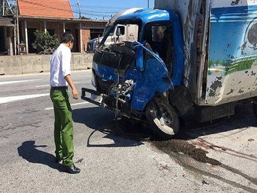 Tai nạn giao th&ocirc;ng ng&agrave;y 7/2: Đầu xe tải n&aacute;t b&eacute;t, t&agrave;i xế văng xuống đường nguy kịch